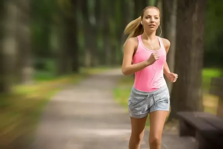 Girl jogging to lose weight