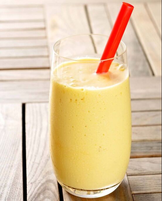 Apple banana smoothie - healthy snack for people who want to lose weight in a week